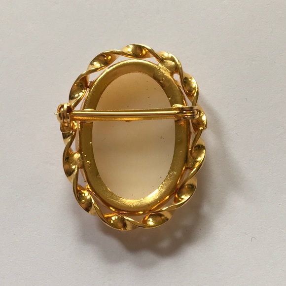 Carved Shell Cameo Pin Brooch Vintage Antique EUC - Picture 2 of 3